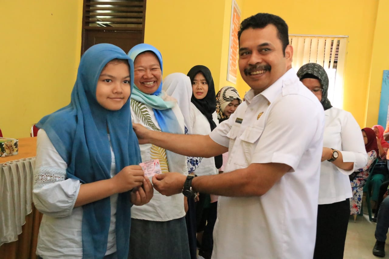 Pemko Medan Bagikan 75 Kartu KIA